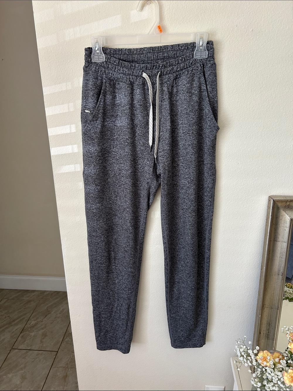 Vuori men’s Ponto Performance Pant 30” grey pull on